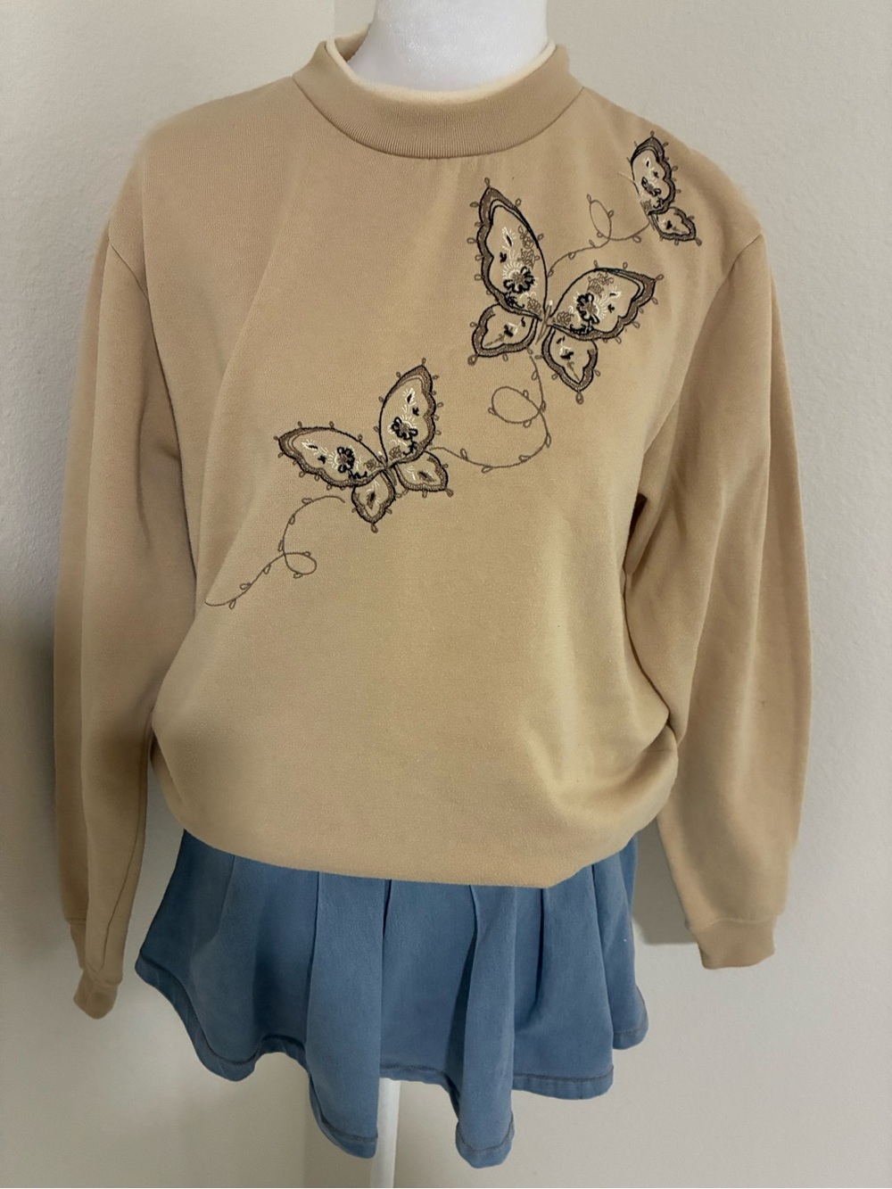Vintage butterfly embroidered pullover sweatshirt so cute 🤎🦋

Size small